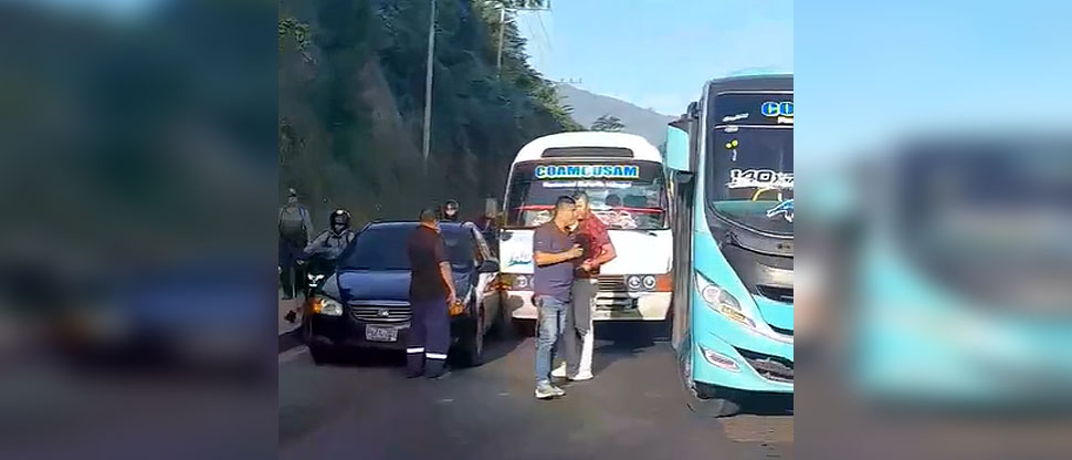 Por ir peleando vía, microbuseros de la ruta 140 provocan triple accidente en Apopa