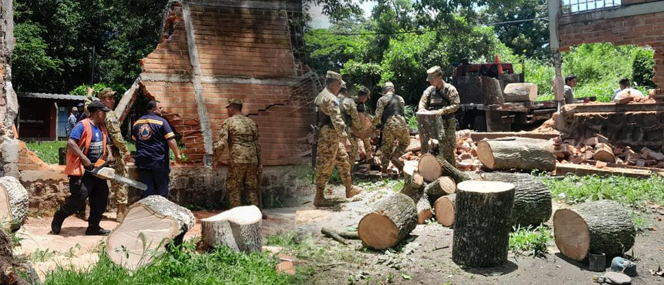 Militares colaboran en remover escombros tras caída de árboles y colapso de muro perimetral