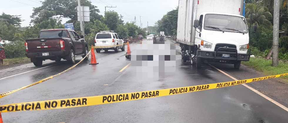 Motociclista fallece de inmediato tras brutal choque con un camión