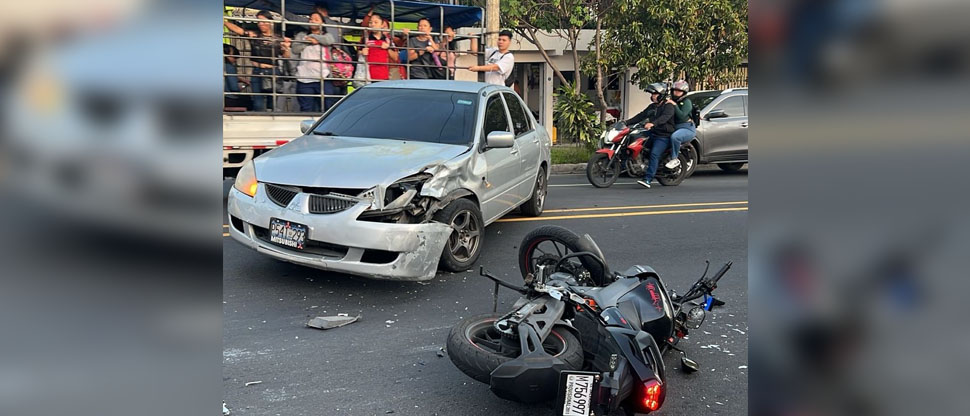 Conductor realiza mala maniobra y provoca accidente en calle antigua a Tonacatepeque