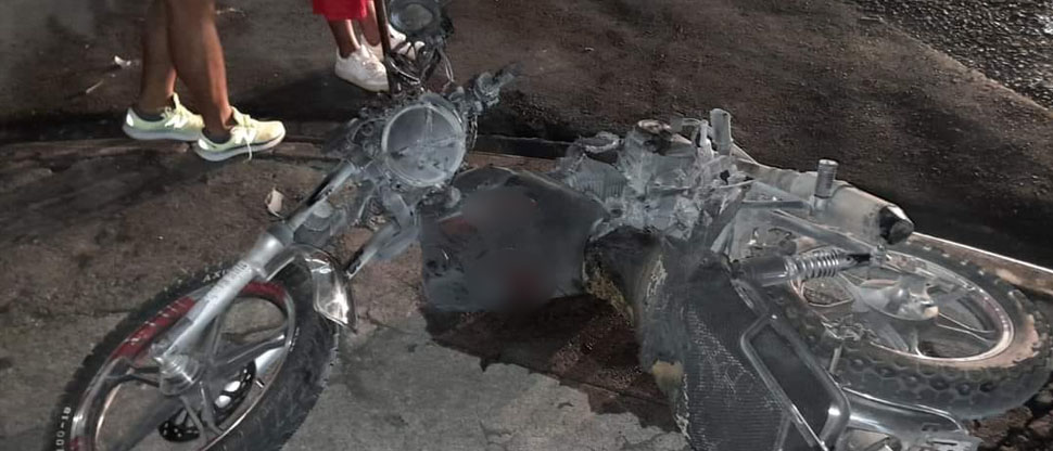 Conductor huye tras chocar contra un motociclista en carretera a Santa Ana