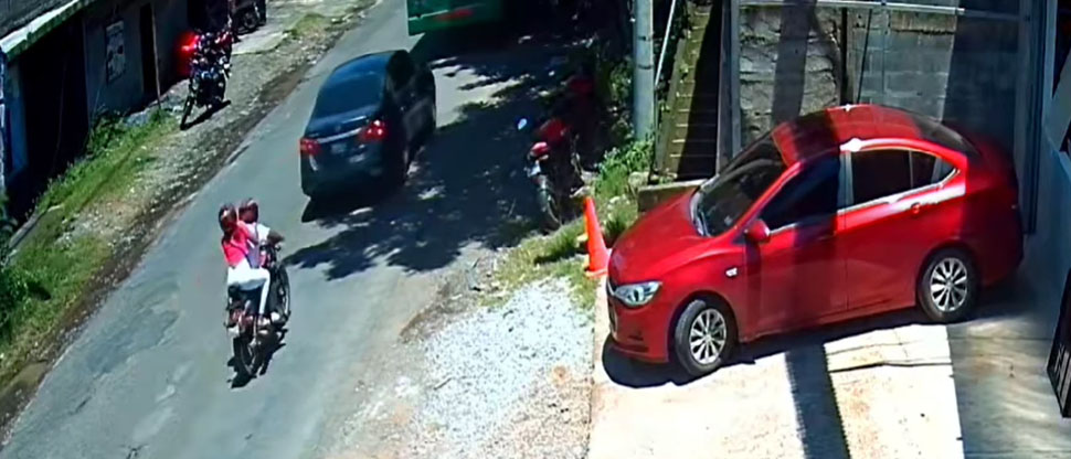 Mujer “sale volando” tras chocar motocicleta contra vehículo en Morazán