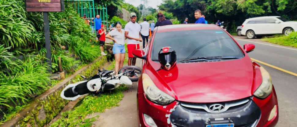 Por ir distraído mientras manejaba, terminó impactando con un motociclista