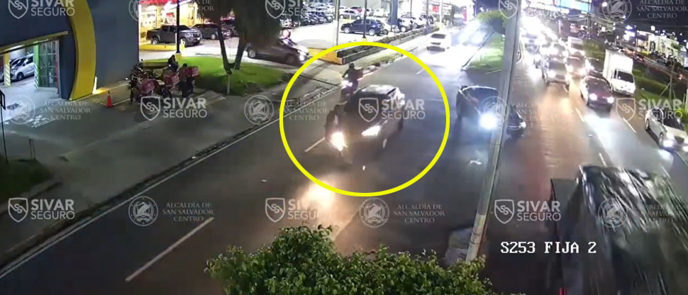 Motociclista invade carril y provoca accidente de tránsito