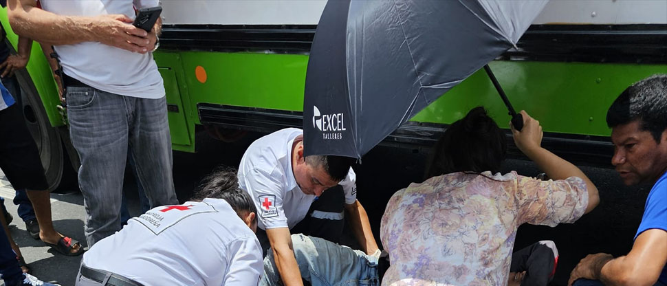 Motociclista queda debajo de autobús tras ser arrollado en carretera a Sonsonate