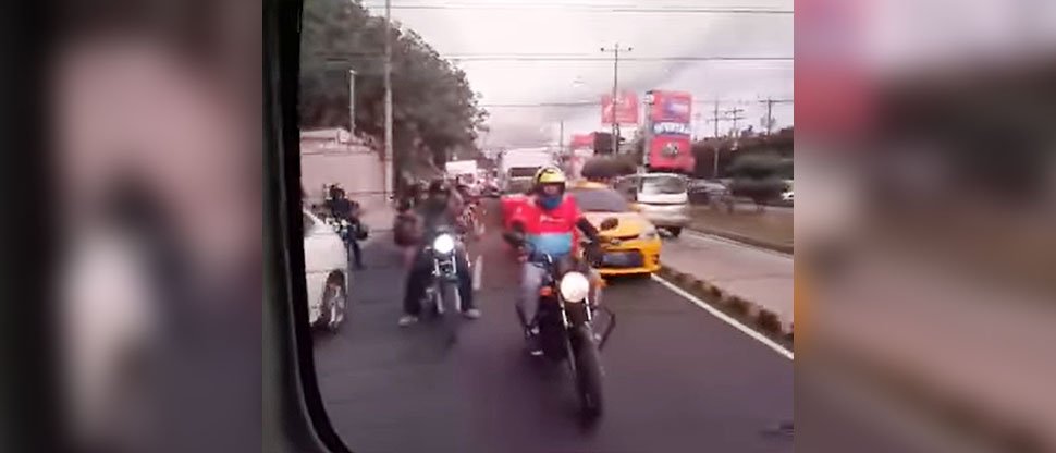 Motociclistas aprovechan emergencia de una ambulancia para avanzar en el tráfico