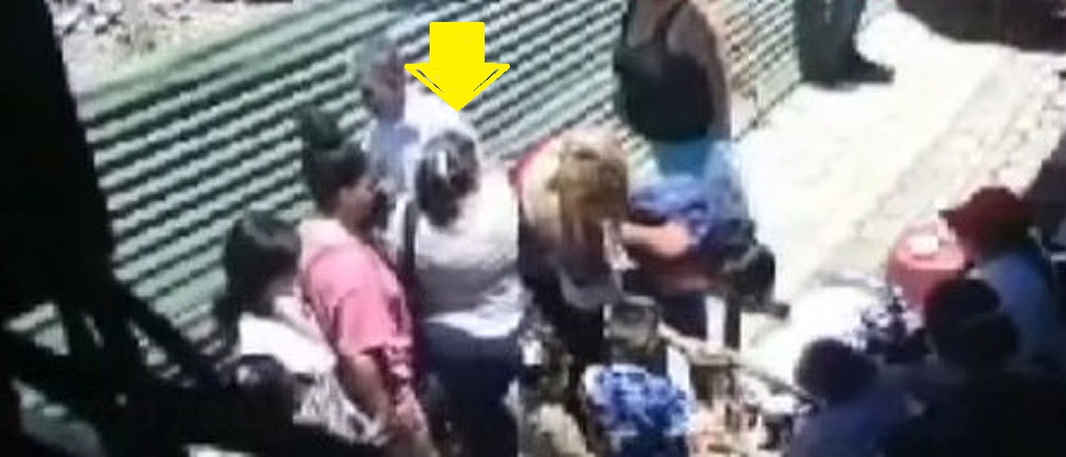 Captan momento cuando mujer hurta cartera y un celular en Chalchuapa