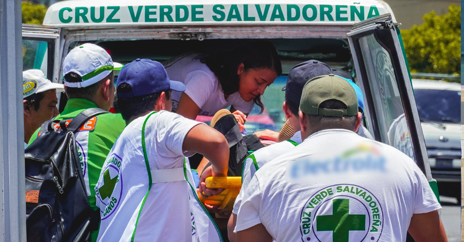 Atienden a señora que cayó desde su propia altura mientras caminaba en una calle de Mejicanos