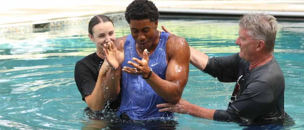 Estrella de la NBA se bautiza y asegura que “no es nada sin Jesús”