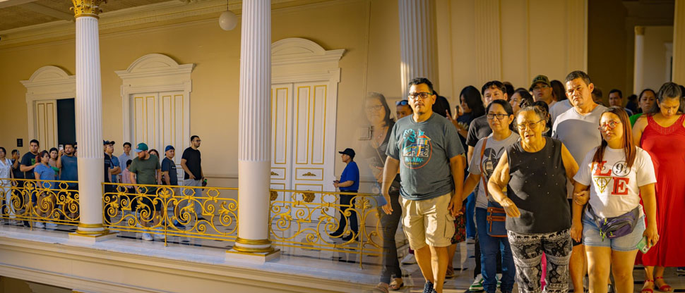 Miles de salvadoreños y extranjeros siguen visitando el renovado Palacio Nacional