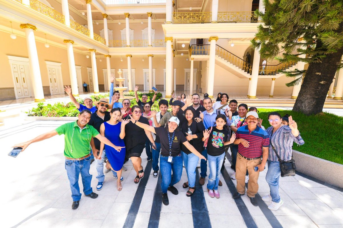 Turistas disfrutan del renovado Palacio Nacional