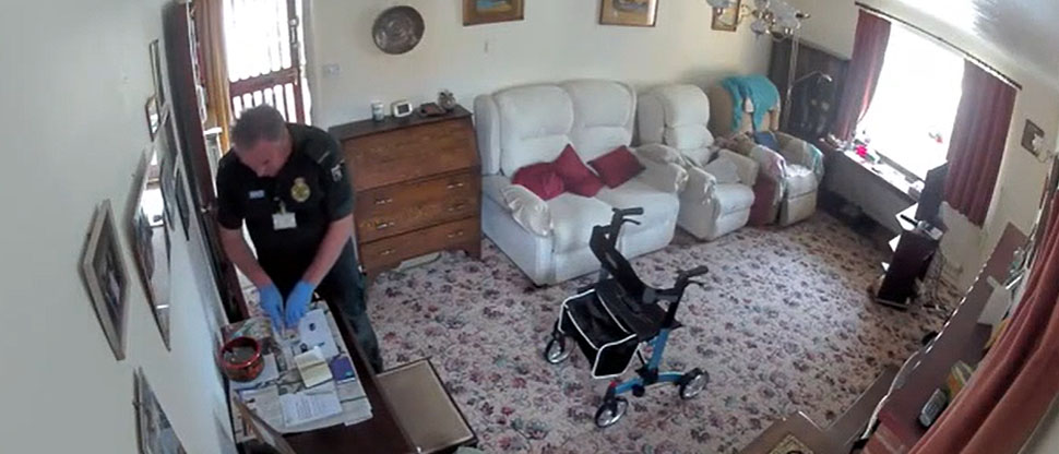 INGLATERRA: paramédico hurta dinero de una adulta mayor minutos después de su muerte