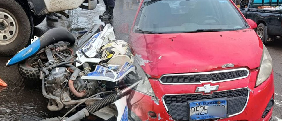 Conductor arrolla a dos agentes policiales que se conducían en motocicleta
