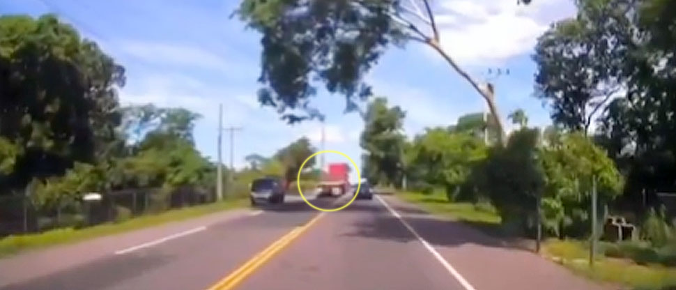 Conductor de rastra pudo ocasionar una tragedia al sobrepasar a varios vehículos