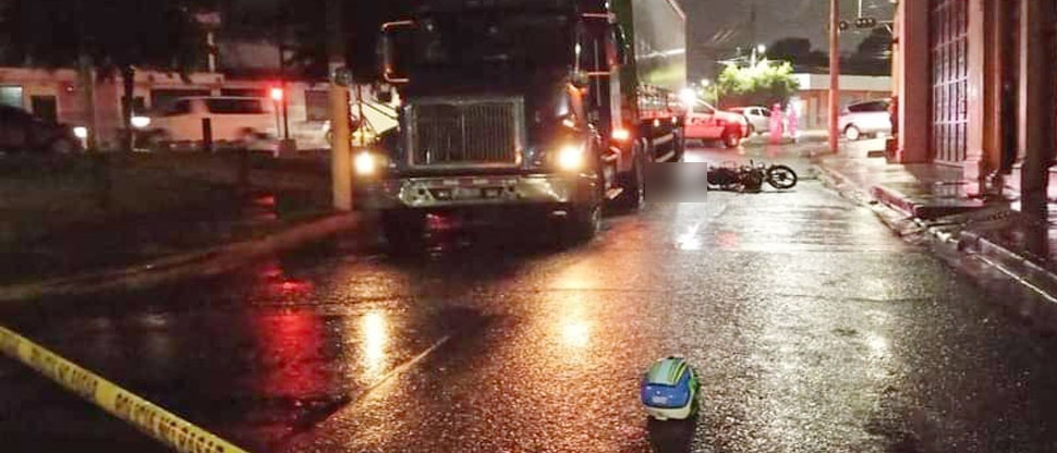 Motociclista fallece tras chocar contra una rastra en San Salvador