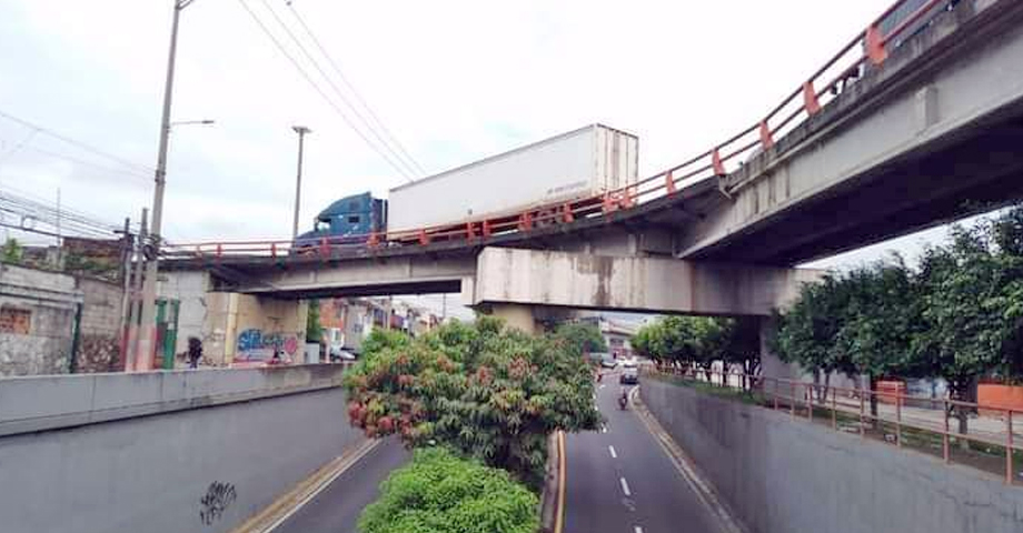 Reportan rastra varada sobre paso a desnivel en San Salvador