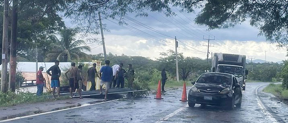 Lluvias y fuertes vientos de esta tarde derriban valla publicitaria en Chalatenango  