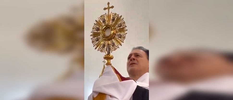 VIDEO: sacerdote rompe en llanto al ver hostia “palpitando como un corazón”
