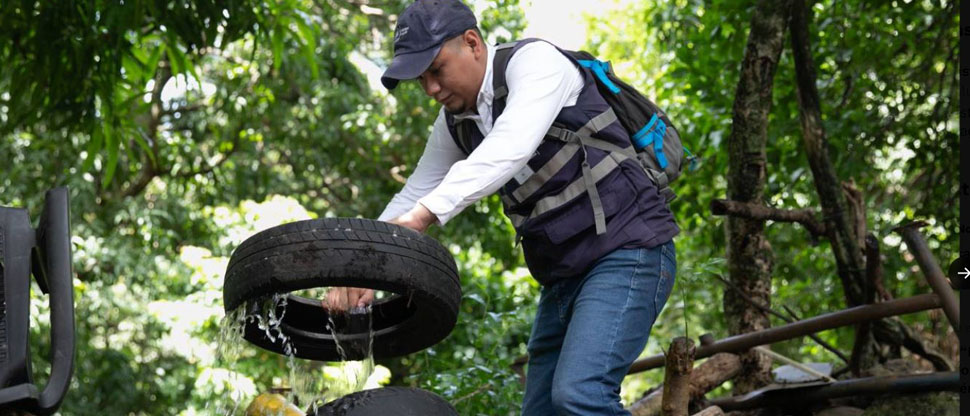 Eliminan llantas para evitar criaderos de zancudo por el dengue  