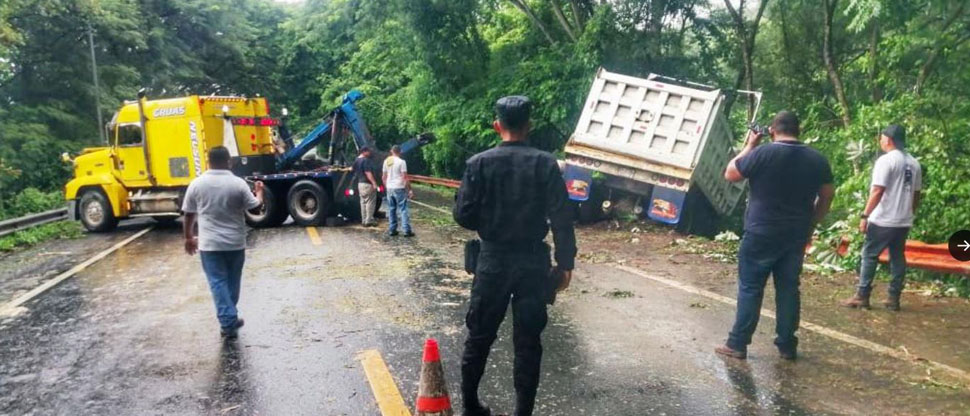 Retiran volqueta accidentada que obstruía el paso en carretera el Delirio, San Miguel