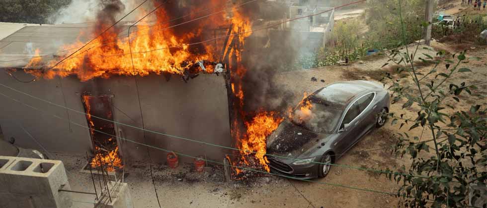 Sujeto incendia su Tesla tras conectarlo ilegalmente a un poste público