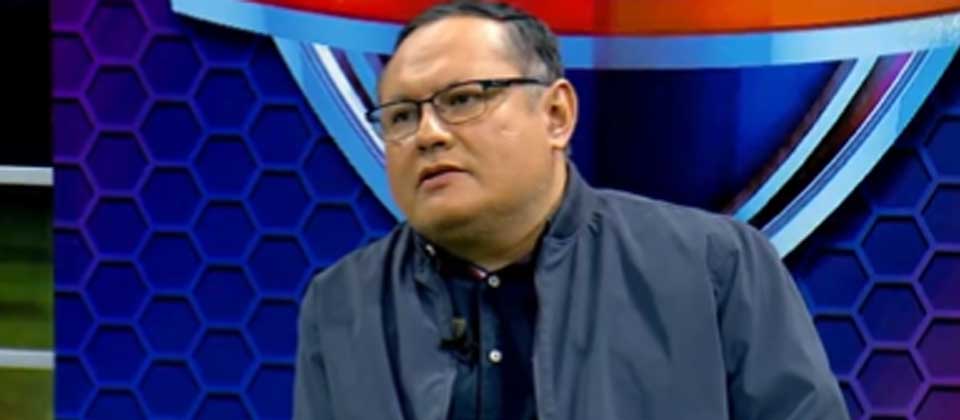 Tom Coreas llega a trabajar «enojado» y sus compañeros lo molestan