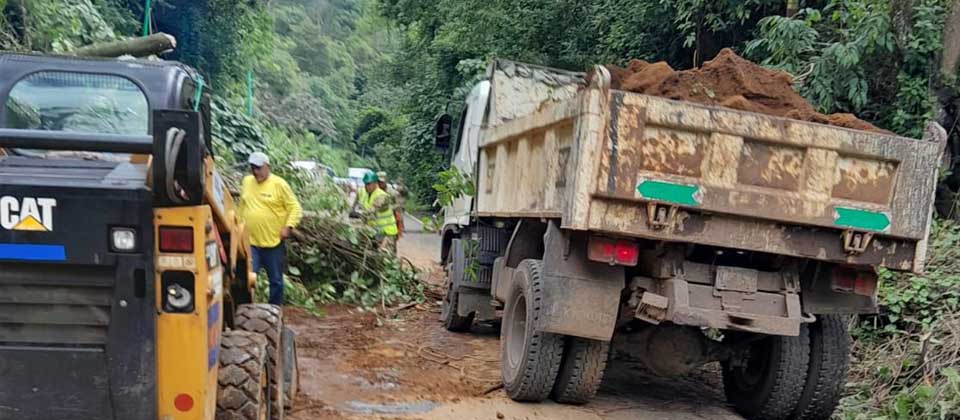 El MOPT trabaja retirar derrumbe que bloquea la ruta a Los Naranjos