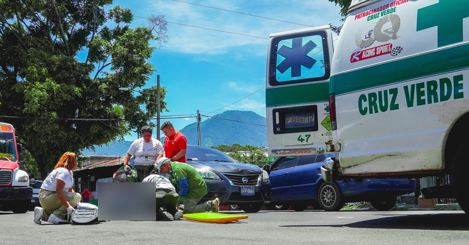 Cuerpos de socorro atienden a hombre que fue atropellado sobre calle a San Antonio Abad