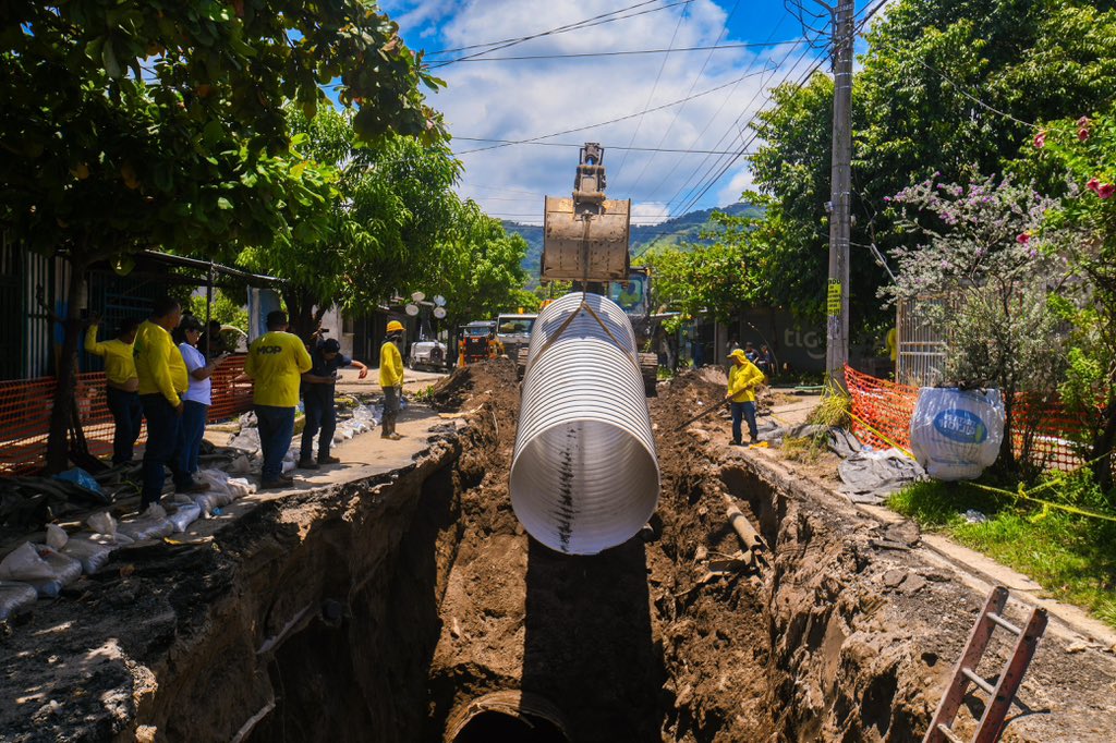 Instalan amplias tuberías en Campos Verdes de Colón