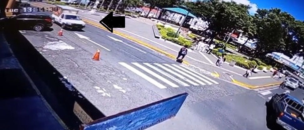 Conductor de vehículo repartidor de pan pudo ocasionar un accidente al circular en sentido contrario