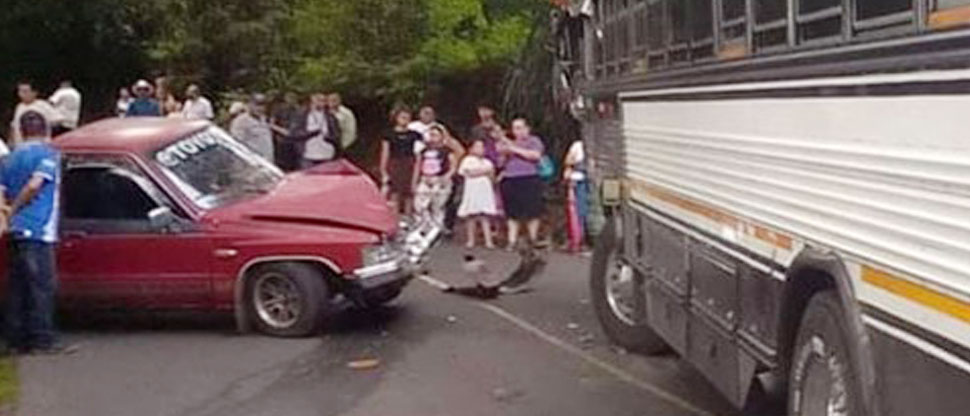 Reportan choque entre autobús y vehículo en Ilobasco