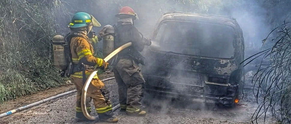Microbús termina en cenizas tras incendiarse en carretera a Los Planes de Renderos