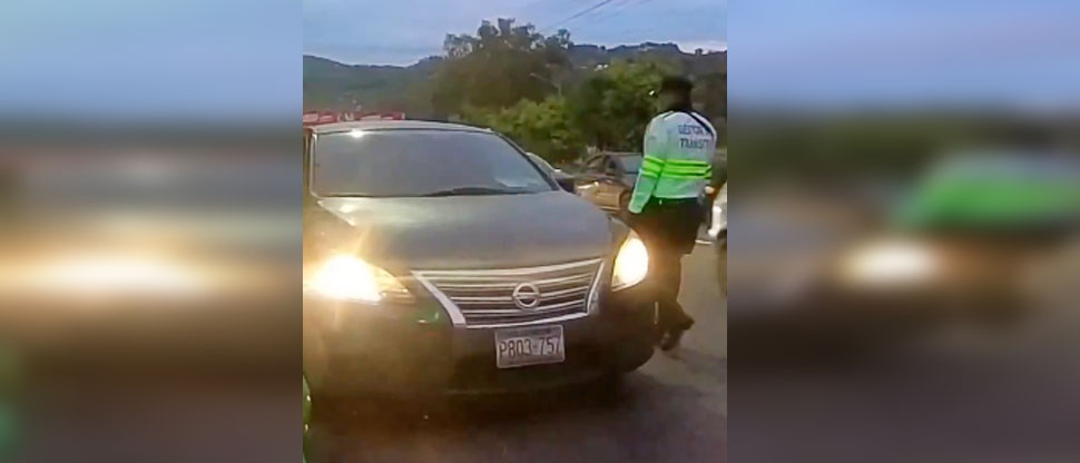 Continúan multas a personas irresponsables que manipulan su celular al conducir