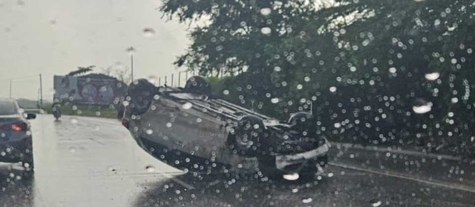 Conductor pierde el control y termina volcado en Zacatecoluca