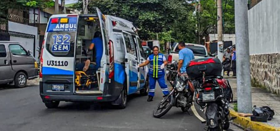 Dos motociclistas terminan en el hospital tras chocar en San Salvador