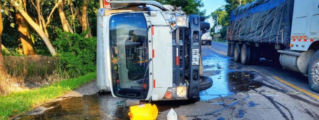 Dos conductores lesionados tras fuerte choque en Usulután