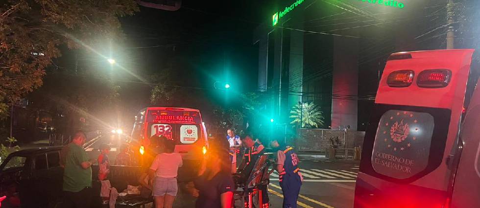 Una niña y una mujer acaban en el hospital tras fuerte accidente en San Salvador