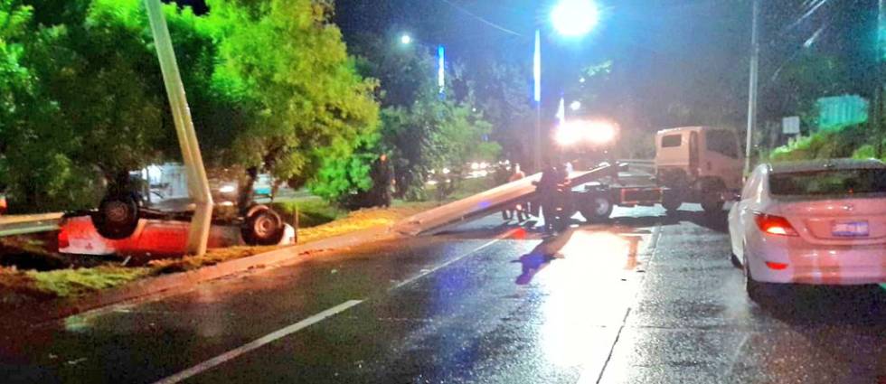 Conductor de pick up pierde el control del volante y vuelca en la carretera Comalapa