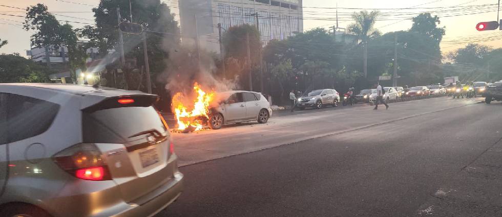 Vehículo se incendia sobre la alameda Juan Pablo II