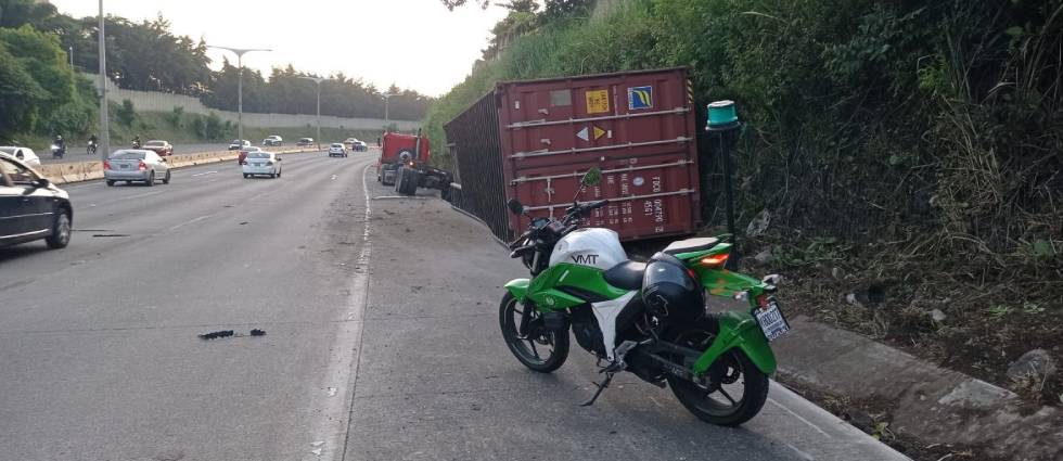 Tráiler sufre accidente en el bulevar Monseñor Romero