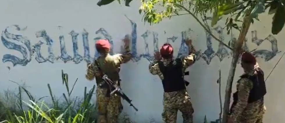 Militares borran grafiti de la MS en Soyapango