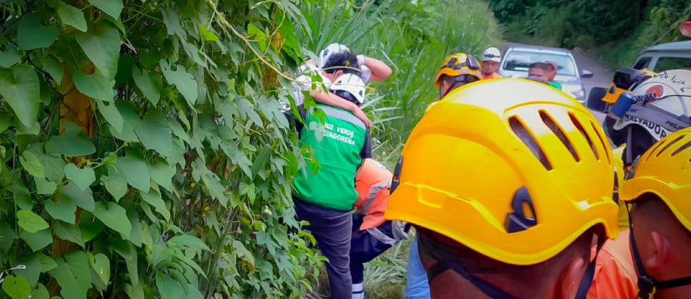 Rescatan a persona que cayó en un barranco en La Libertad