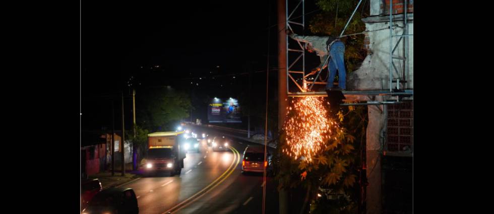 Desmontan vallas publicitarias en el bulevar Venezuela tras impago por años a la Alcaldía