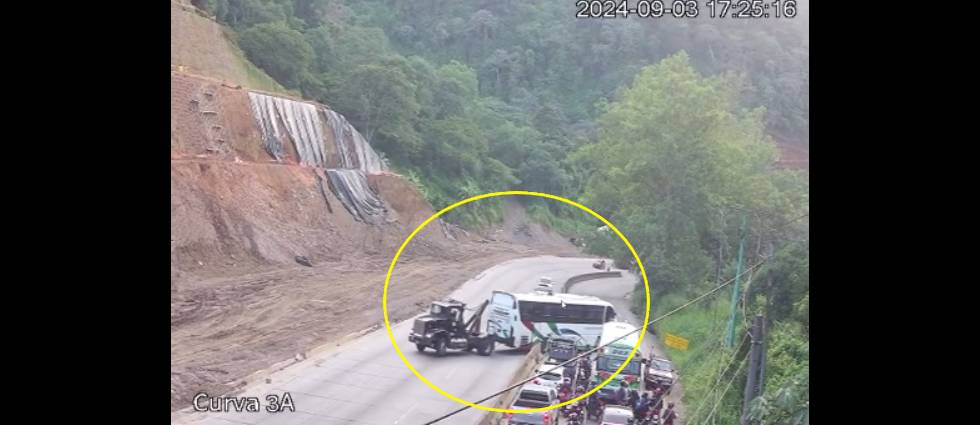 Remueven autobús que estaba generando fuerte tráfico en Los Chorros