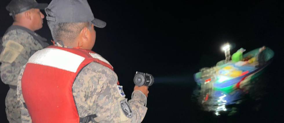 Marina rescata a pescadores que estaban a la deriva tras desperfectos en su lancha