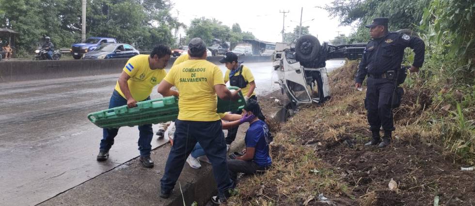 Un lesionado tras vuelco de camión en la Troncal del Norte