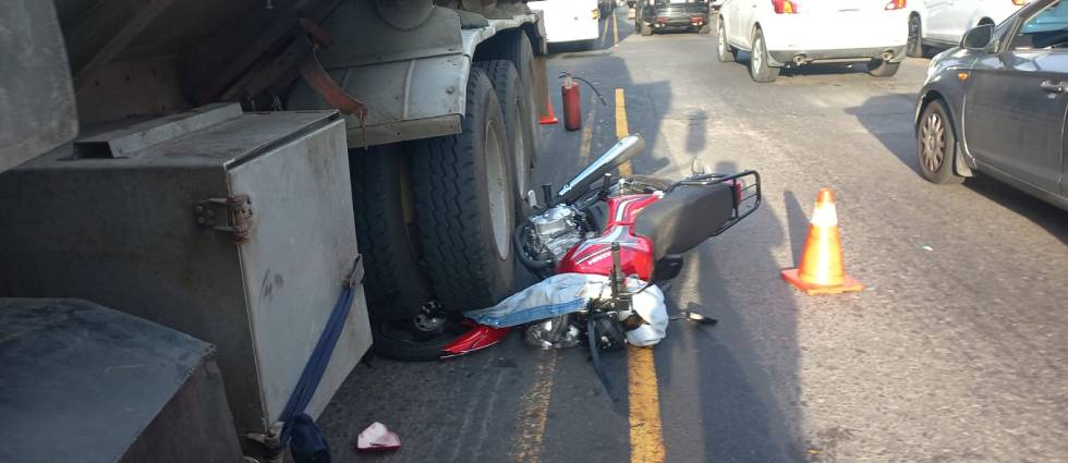 Conductora se salva de milagro tras quedar atrapada entre las llantas de un camión en San Salvador