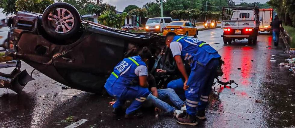 Joven conductor acaba en el hospital tras fuerte accidente en la autopista Comalapa