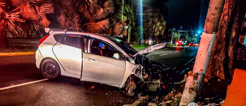 Joven mujer resulta lesionada tras accidente frente a la UES