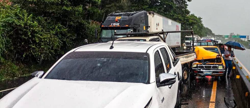 Reportan varios lesionados tras múltiple accidente carretera a San Salvador